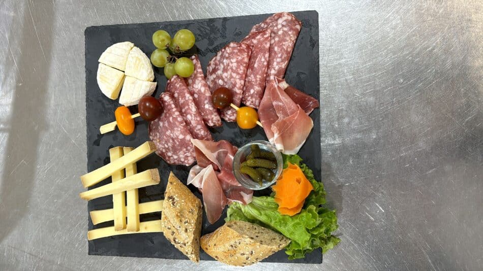 Assiette de Charcuterie et Fromages Gourmande